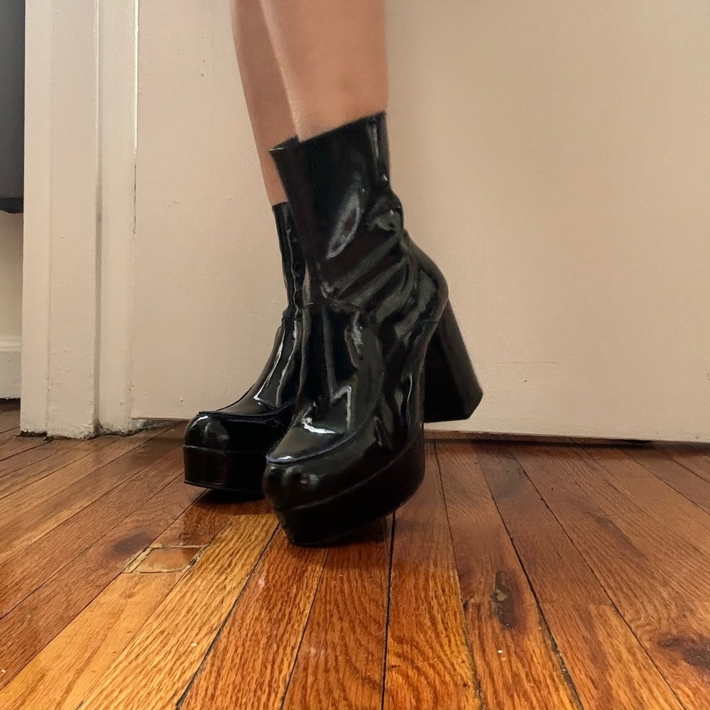 Patent leather 💙 boots on platform